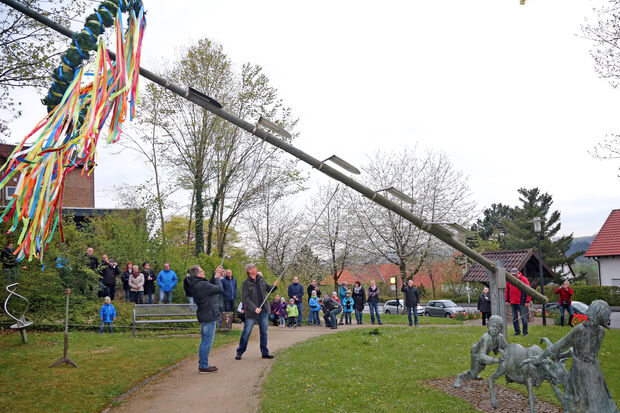 Aufrichten des Maibaumes auf dem Dorfplatz in Echthausen ARCHIVFOTO: ANDREAS DUNKER