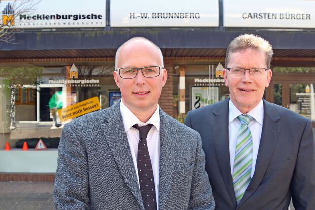 Die Versicherungskaufleute Carsten Bürger (44) aus Werl und Heinz-Werner Brunnberg (60) aus Ense-Höingen vor ihrem Wickeder Büro am "Schmitz Hof" FOTO: ANDREAS DUNKER