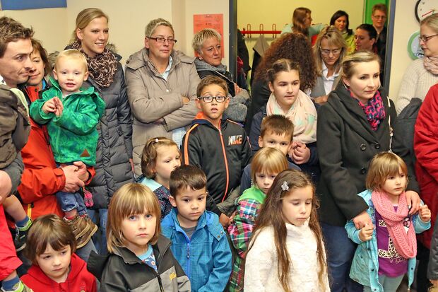 Interessierte Eltern mit ihrem Nachwuchs FOTO: ANDREAS DUNKER