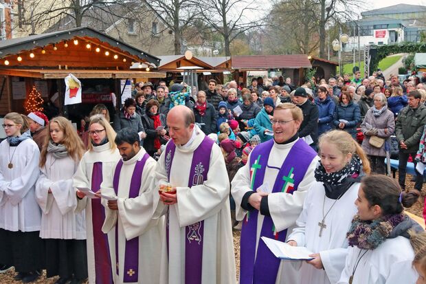 Gut besucht: der Gottesdienst am heutigen Sonntagmorgen auf dem Wickeder Weihnachtsmarkt FOTO: ANDREAS DUNKER