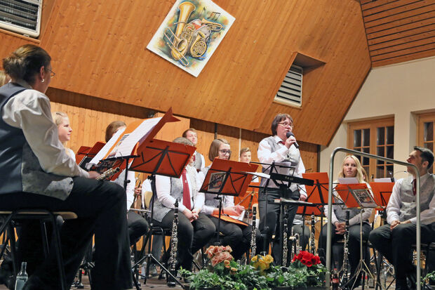 Der Musikverein Echthausen mit seiner Vorsitzenden Manuela Wirth bei einem Konzert in der Gemeindehalle in Echthausen. ARCHIVFOTO: ANDREAS DUNKER