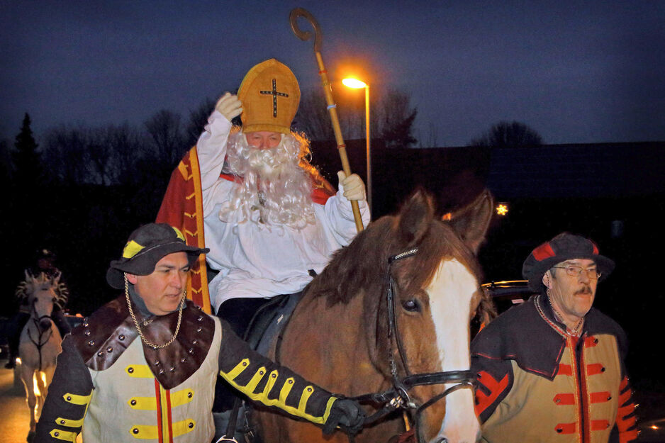 Nikolaus-Ritt mit Diakon Eugen Frankenberg als Nikolaus-Darsteller zu Pferde sowie den Knappen Martin Schemm (links) und … (rechts) ARCHIVFOTO: ANDREAS DUNKER