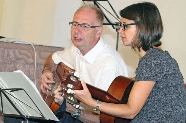 Lehrerin Judith Müller zusammen mit Pfarrer Dr. Christian Klein beim Gitarrenspiel in der Kirche FOTO: ANDREAS DUNKER