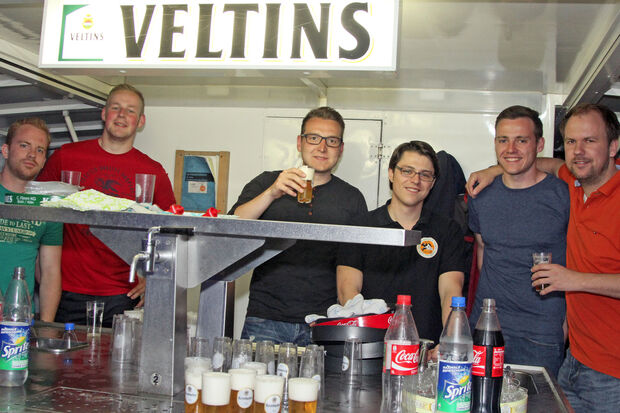 Die "Jungen Schützen" zapften beim Pfingstfest in Wiehagen bei der Scheunen-Disco. FOTO: ANDREAS DUNKER