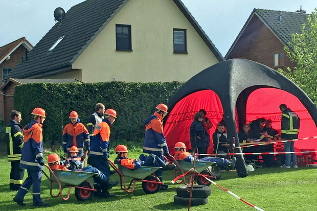 Die Wickeder Jugendfeuerwehr bei einem Wettkampf im Pfingstzeltlager in Geseke-Langeneike FOTO: JUGENDFEUERWEHR