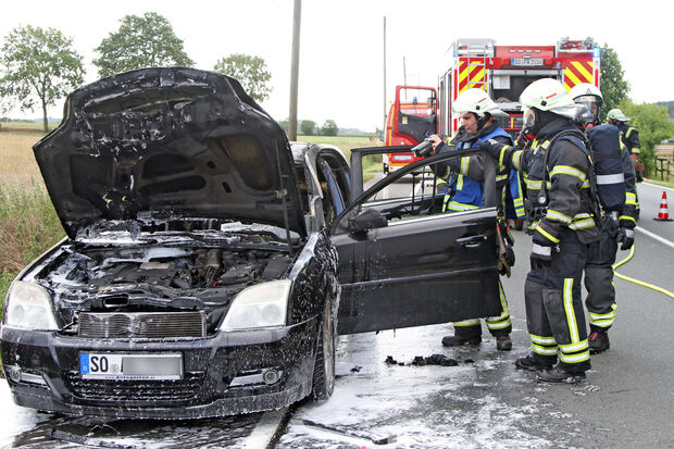 Die Feuerwehrleute mit schwerem Atemschutzgerät löschten den brennenden Pkw mit Schaum. FOTO: ANDREAS DUNKER 