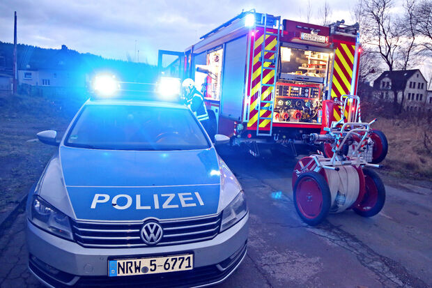 Polizei und Feuerwehr im Einsatz FOTO: ANDREAS DUNKER