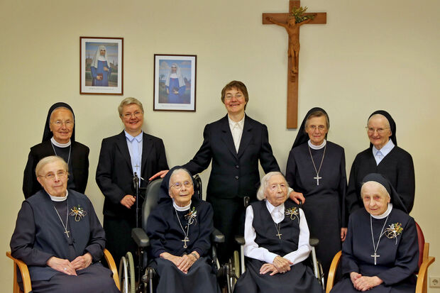Ordensjubilarinnen im Heilig-Geist-Kloster der Steyler Missionsschwestern in Wimbern – zusammen mit der Hausleiterin Schwester Maria Elisabeth Hemkemeier (Mitte) und einer Ordensoberen ARCHIVFOTO: ANDREAS DUNKER