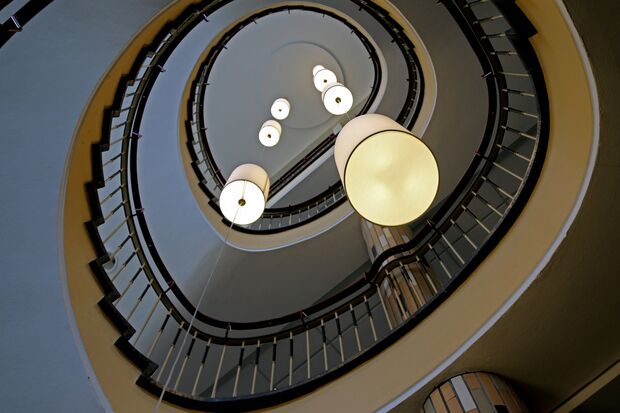 Froschperspektive: die neuen Pendelleuchten – seit Samstag im Treppenhaus des Rathauses in Wickede FOTO: ANDREAS DUNKER