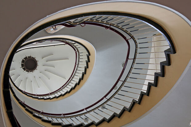 Die Wendeltreppe im Wickeder Rathaus und der strahlenförmige Lichterkranz an der Decke FOTO: ANDREAS DUNKER