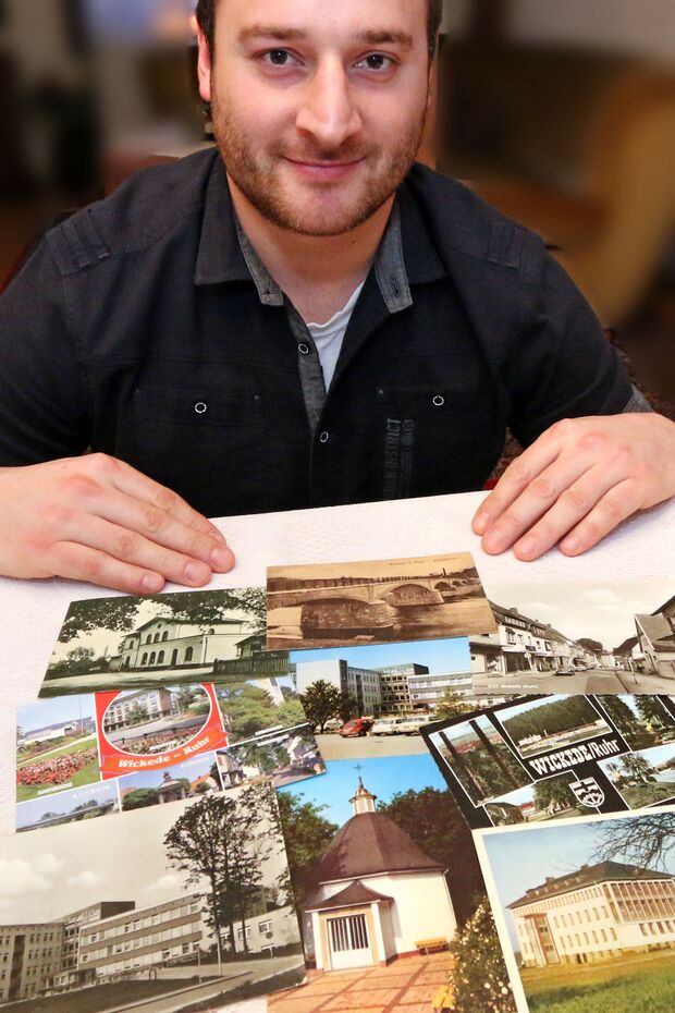 Julian Rüsing mit einer Auswahl seiner Postkarten-Sammlung FOTO: ANDREAS DUNKER