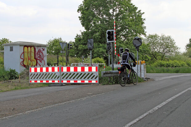 Sperrung am Ende des (fast) fertigen Radweges beim Bahnübergang "Haus Füchten" FOTO: ANDREAS DUNKER