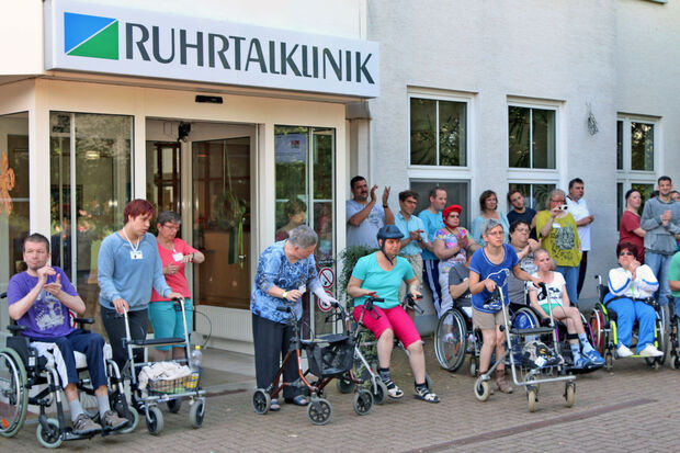 Die Patienten der Ruhrtal-Klinik spendeten den Musikern Applaus. FOTO: ANDREAS DUNKER