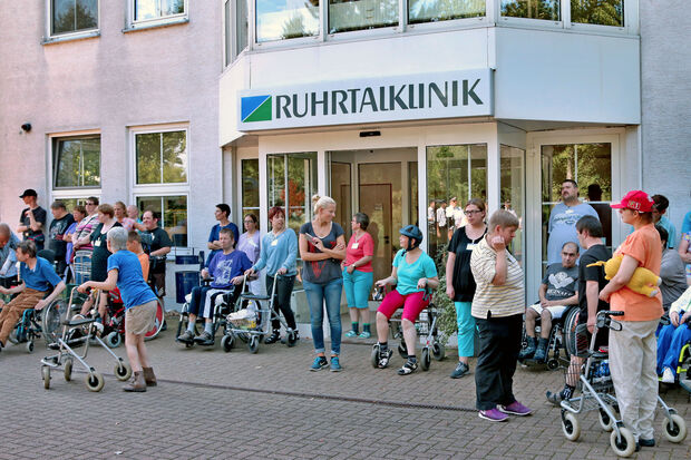 Patienten mit Pflegepersonal vor dem Haupteingang der Ruhrtalklinik ARCHIVFOTO: ANDREAS DUNKER
