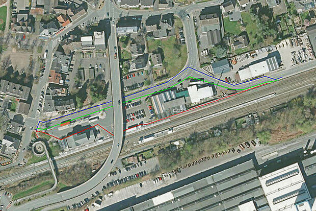 Die Gemeinde Wickede (Ruhr) erklärte bei einem Ortstermin am 7. Mai, dass die derzeitige Führung des Ruhrtalradweges über den Bahnhofsvorplatz, den Parkplatz und den schmalen Weg hinter dem Landhandel (rote Strecke) kritisch gesehen werde und schlug als Alternative die Streckenführung über die Bahnhofstraße (grüne Strecke) vor. An der Streckenführung von Osten Richtung Ortsmitte (blaue Strecke) wurden keine Veränderungen vorgenommen. GRAFIK: KREIS SOEST