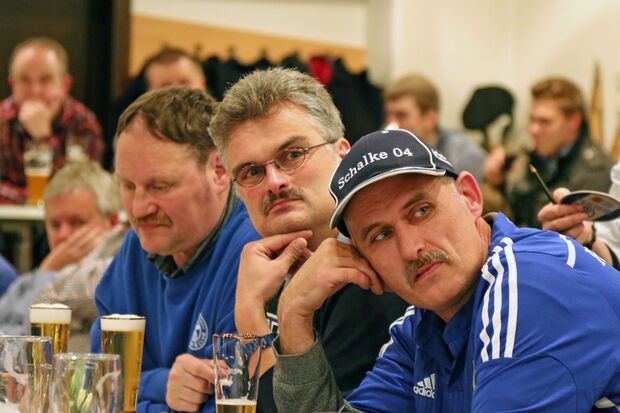 Schon einige Jahre her: Generalversammlung im Saal der ehemaligen Gaststätte Garte an der Rissenhofstraße in Wickede, die das Vereinslokal des Schalke-Fan-Clubs "Wickeder Ruhrknappen" war. ARCHIVFOTO: ANDREAS DUNKER