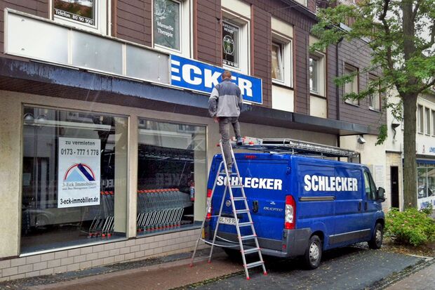 Demontage der Schlecker-Werbung im Jahre 2012 ARCHIVFOTO: ANDREAS DUNKER