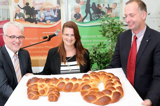 Schlüsselübergabe des Architekten-Duos Danckwart an den Hausherrn Thomas Heck FOTO: ANDREAS DUNKER