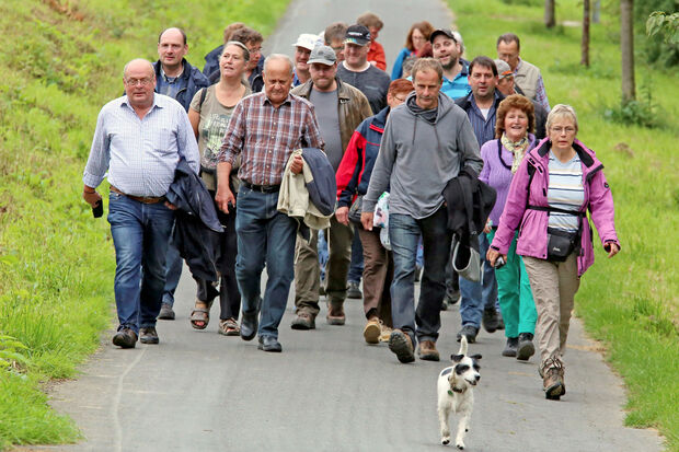Wanderergruppe beim alljährlichen "Schnadegang" der Gemeinde Wickede (Ruhr) ARCHIVFOTO: ANDREAS DUNKER