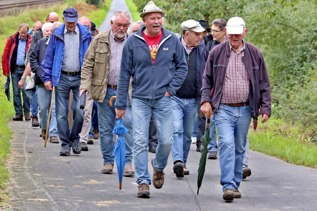 Beim Schnadegang erkunden die Bürger im Rahmen eines Spazierganges die Gemeindegrenzen (Bild). – Nun lädt die Kommune in Kooperation mit der SGV-Abteilung Echthausen zu einer weiteren Wanderung durch die Gemeinde ein. ARCHIVFOTO: ANDREAS DUNKER