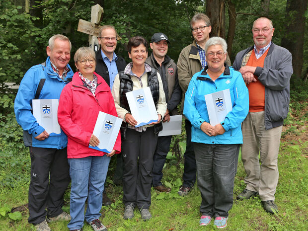 Von links: Ulrich Peck, Lydia Münstermann, Bürgermeister Dr. Martin Michalzik (CDU), Mechthild Peck, Marco Schlicht, Michael Lorke, Sabine Hornkamp und Britzemeister Herbert Schäfer FOTO: ANDREAS DUNKER
