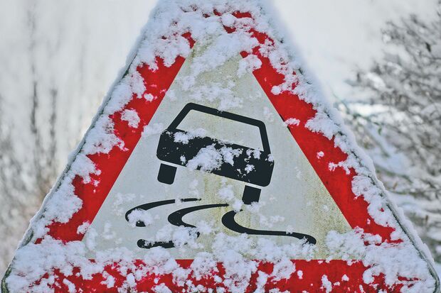Eingeschneites Verkehrsschild an der Fröndenberger Straße in Wickede ARCHIVFOTO: ANDREAS DUNKER