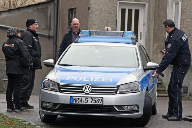 „Hilfe! Hilfe! …“ schrie die verwirrte Frau noch immer aus dem Streifenwagen. – Polizei, Ordnungsamt und Sicherheitsdienst waren im Einsatz. FOTO: ANDREAS DUNKER