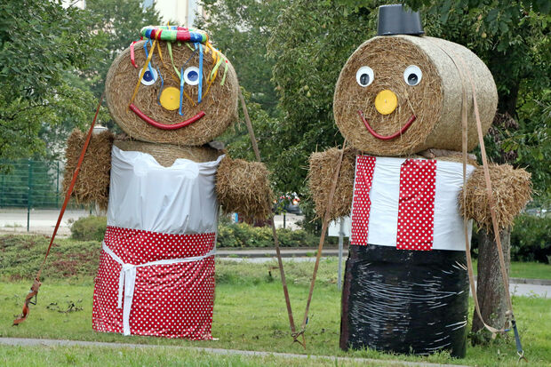  Bereits seit einigen Wochen werben riesige Strohpuppen an der Einfahrt zur Altenhilfeeinrichtung für den Wimberner Bauernmarkt. FOTO: ANDREAS DUNKER