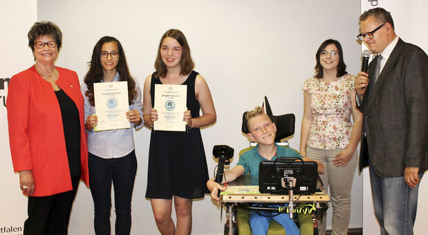 Vizelandrätin Irmgard Soldat mit den Siegern im Schreibwettbewerb (Altersgruppe: 13-14 Jahre): Meyserel Ayverdi (1. Platz), Henrike Schütze (2. Platz), Lucas Karich (3. Platz) sowie Kathrin Müller als Chefin des Medienzentrums und Moderator Ulli Potofski (von links) FOTO: ANDREA KERKHOFF / KREIS SOEST