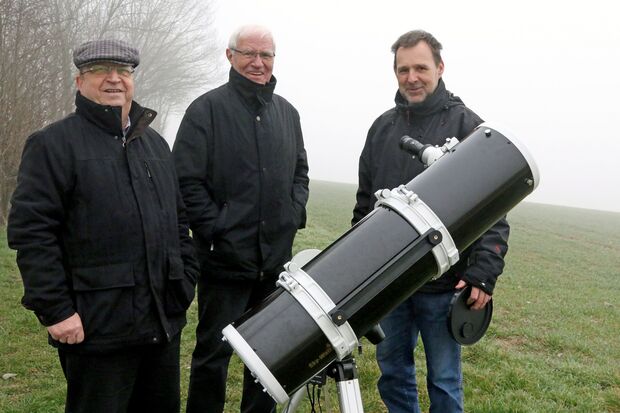 Die Ruheständler Manfred Zwick und Rolf Prünte sowie Hobby-Astronom Andreas Pietsch (von links) mit Teleskop heute auf der Haarhöhe FOTO: ANDREAS DUNKER