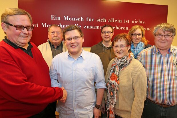 SPD-Ortsvereinsvorsitzender Helmut Bäcker (links) begrüßte das neue Beiratsmitglied Fabian Schulte (20) im erweiterten Vorstandskreis. FOTO: ANDREAS DUNKER