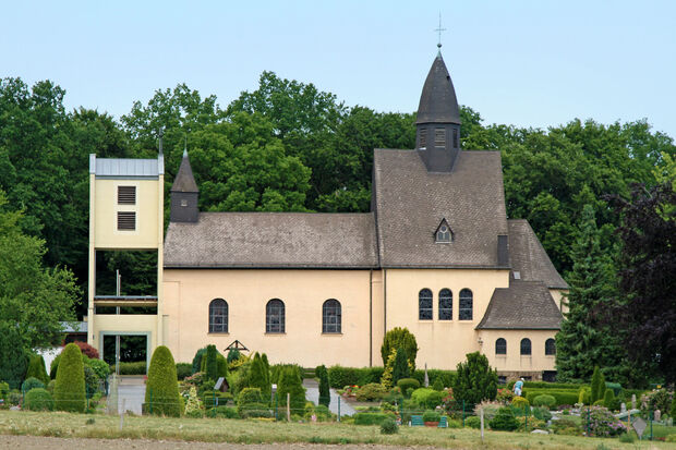 Die Barger Sankt-Johannes-Baptist-Kirche mit Glockenturm und katholischem Friedhof ARCHIVFOTO: ANDREAS DUNKER