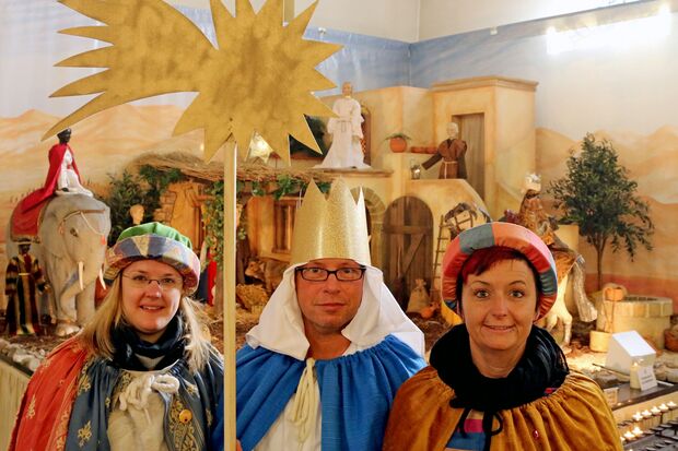 Erwachsene Sternsinger besuchten Altenheime und Kloster in Wimbern (von links): Gemeindereferentin Annette Albrecht sowie Norbert und Nicole Spieth FOTO: ANDREAS DUNKER 