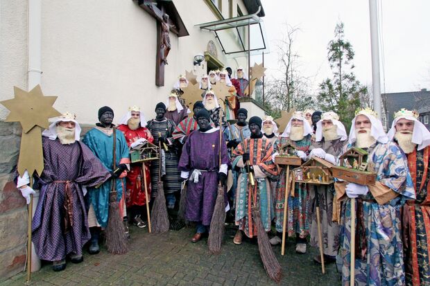 Zwei Dutzend Könige: die Sternsinger auf der Treppe des alten Pfarrhauses in Echthausen FOTO: ANDREAS DUNKER // ZUM VERGRÖSSERN DER GRUPPENAUFNAHME BITTE AUF DAS PLUS-ZEICHEN KLICKEN!