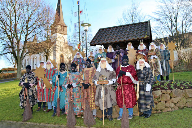 Sternsinger vor dem Dorfbrunnen in Echthausen FOTO: ANDREAS DUNKER