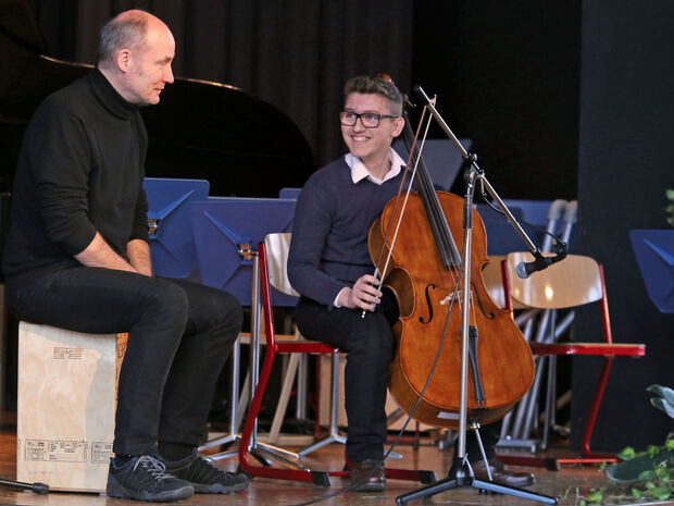 Cellist Jürgen Skura (14) aus Wiehagen mit seinem Musikschullehrer Thomas Büttner aus Werl FOTO: ANDREAS DUNKER