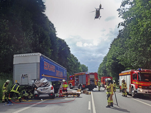 Ein Rettungshubschrauber kreist über der Unfallstelle am Haarweg. Leider kam für den tödlich verunglückten 63-jährigen Pkw-Fahrer aus Wickede jede Hilfe zu spät. FOTO: FREIWILLIGE FEUERWEHR DER STADT WERL