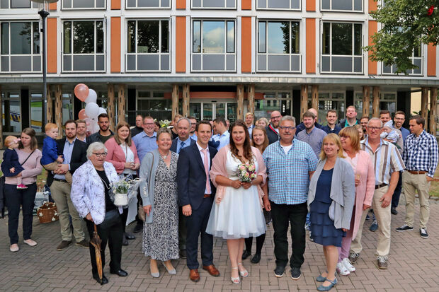 Die Hochzeitsgesellschaft auf dem Marktplatz vor dem Rathaus FOTO: ANDREAS DUNKER