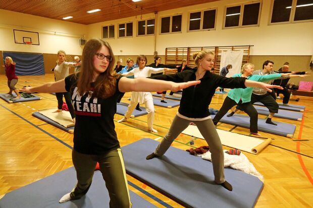 Übungsteilnehmer der Yoga-Stunde des TV-Wickede  FOTO: ANDREAS DUNKER