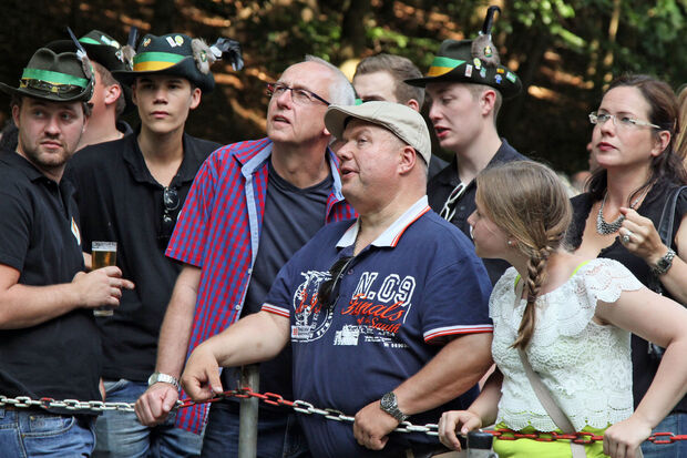 TV-Vorsitzender Lutz Hofmann und sein Stellvertreter Markus Thurau verfolgten das Vogelschießen mit den Handballern des Turnvereins FOTO: ANDREAS DUNKER