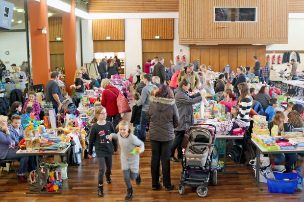 TV-Trödelmarkt mit rund 80 Tischen im Bürgerhaus in Wickede FOTO: ANDREAS DUNKER