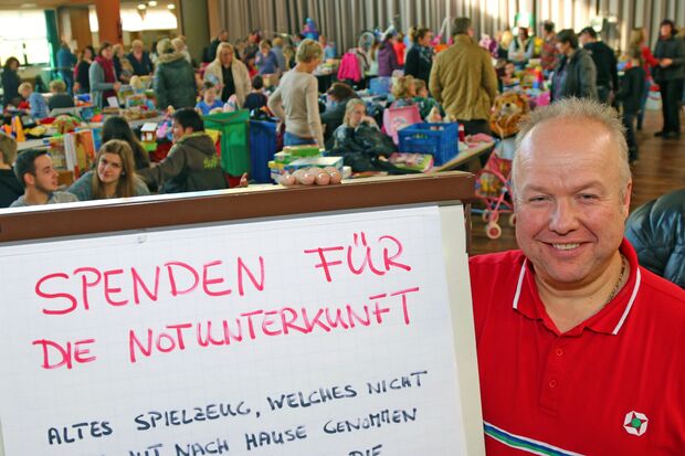 Markus Thurau vom Vorstand des Turnvereins Wickede mit dem Spendenaufruf beim traditionellen TV-Trödel am Samstag im Bürgerhaus  FOTO: ANDREAS DUNKER