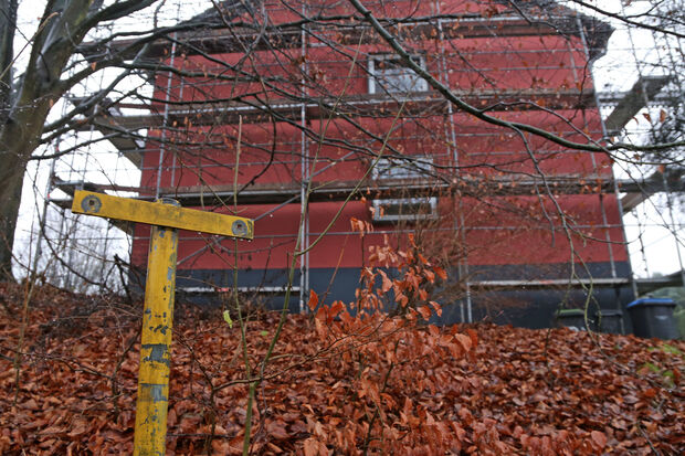 Nur noch ein nackter gelber Pfosten am Walkenbrügger Weg in Wiehagen: der Briefkasten wurde wohl durch Böller zerstört. FOTO: CARINA WESTERWELLE