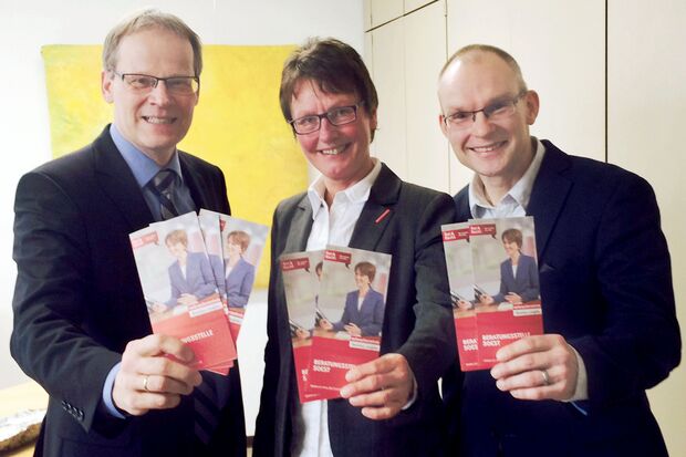 Die Verbraucherberatung näher vor Ort bringen wollen (von links): Bürgermeister Dr. Martin Michalzik (CDU), die Soester Büroleiterin der Verbraucherschutzzentrale Petra Becker und Berater Holger Okken FOTO: GEMEINDE WICKEDE (RUHR)