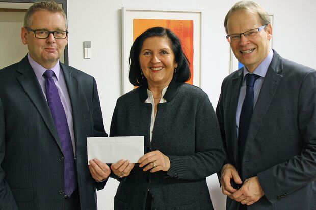 Vize-Brudermeister Martin Bertram von der Schützenbruderschaft Sankt Johannes Wickede – Wiehagen, Landrätin Eva Irrgang in ihrer Funktion als Kreisvorsitzende Volksbundes Deutsche Kriegsgräberfürsorge und Bürgermeister Dr. Martin Michalzik von der Gemeinde Wickede (Ruhr) (von links) bei der Spendenübergabe in Soester Kreishaus. FOTO: KREIS SOEST