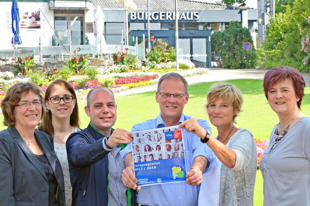 Das VHS-Team vor dem Bürgerhaus in Wickede (von links): Fachbereichsleiterin Svenja Seep, Verwaltungsmitarbeiterin Anna-Carina Teering, VHS-Leiter Marco Schlicht sowie Bürgermeister Dr. Martin Michalzik, Heidi Bertels als pädagogische Betreuerin für Wickede und Fachbereichsleiterin Susanne Modler von der Gemeindeverwaltung Wickede (Ruhr) ARCHIVFOTO: ANDREAS DUNKER