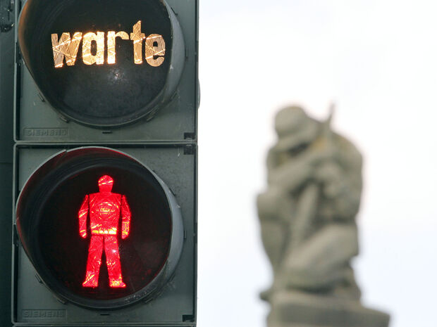 Die Ampel an der Kreuzung "Kirchstraße / Am Lehmacker" sowie die Fußgängerampel in Höhe der katholischen Kirche in Wickede sollen erneuert werden. Statt auf Induktionsschleifen setzt die Gemeindeverwaltung dabei auf moderen Video-Detektektoren zur Steuerung. ARCHIVFOTO: ANDREAS DUNKER