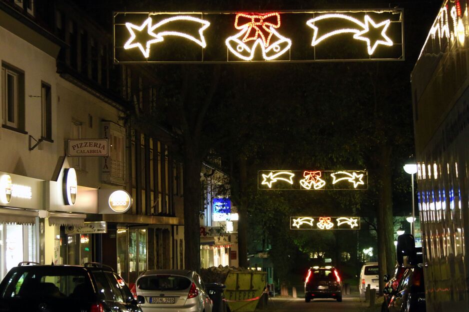 Dekorative Beleuchtung in der Advents- und Weihnachtszeit in der Wickeder Ortsmitte – Die Licht-Elemente sind Eigentum des Wirtschaftsverbandes Wickede (Ruhr). ARCHIVFOTO: ANDREAS DUNKER