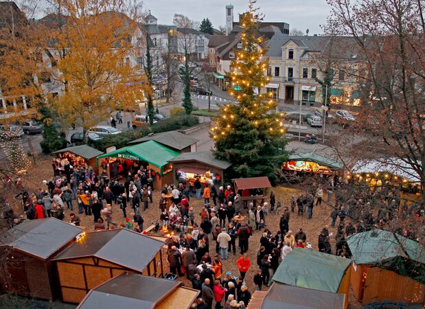 Der "Wickeder Weihnachtsmarkt" vor dem Rathaus mit der traditionellen Tanne ARCHIVFOTO: ANDREAS DUNKER