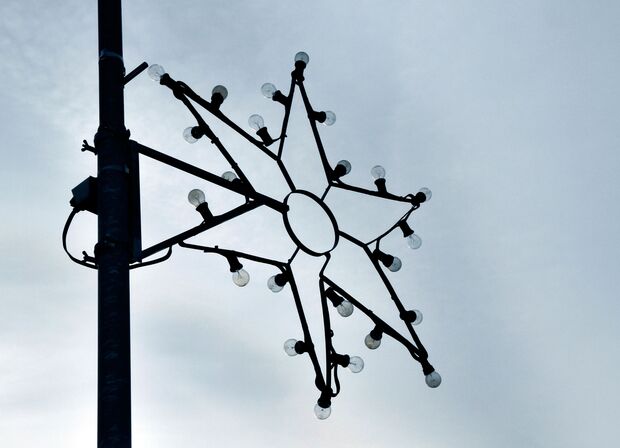 So sah die Weihnachtsbeleuchtung in der Ortsmitte früher mal durchgehend aus: ein alter Stern mit Glühlampen ARCHIVFOTO: ANDREAS DUNKER